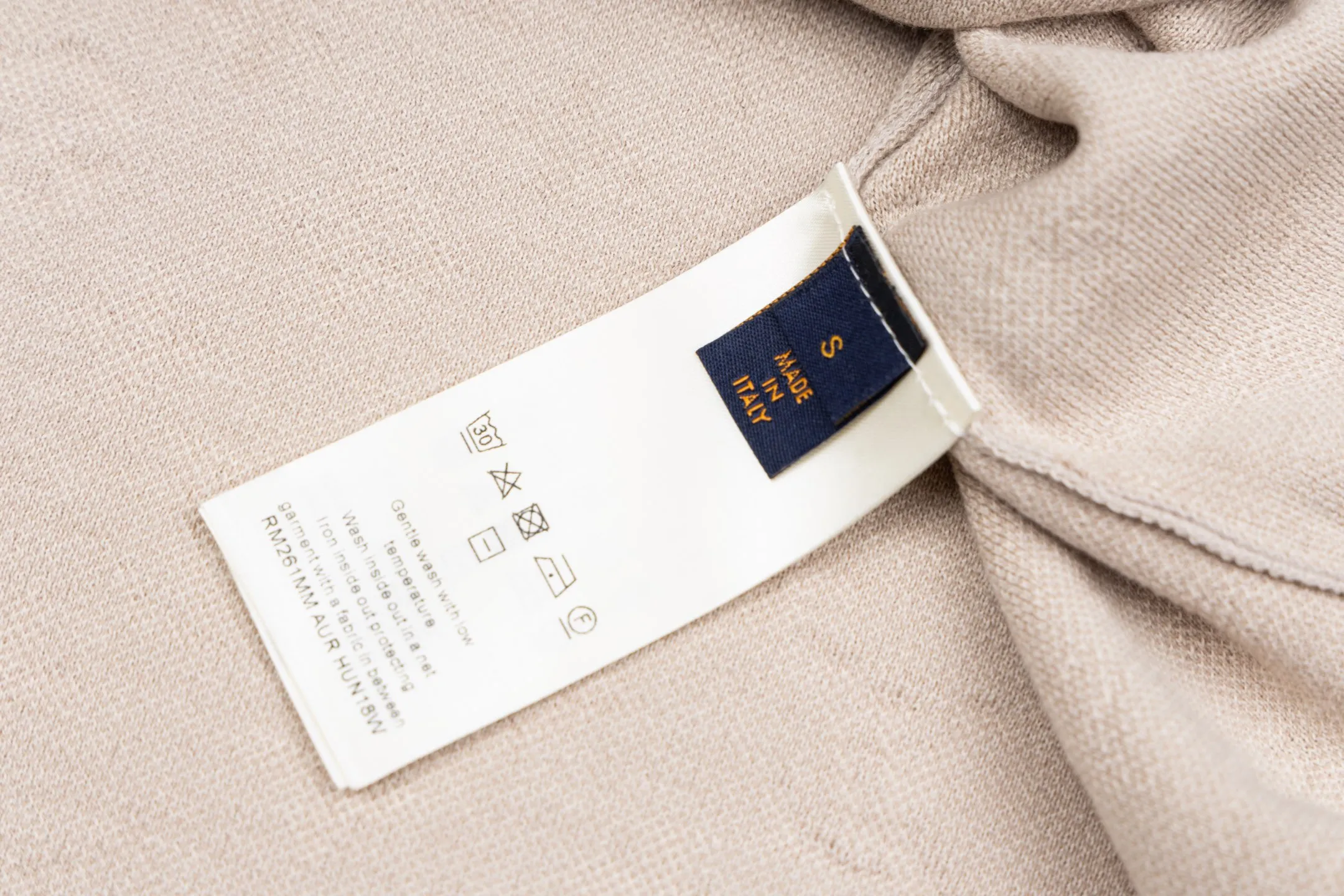 🅿️400 1v 26SS all-over letter gradient jacquard woolen short-sleeve. The original version was purchased for 9,545 and developed. The fabric is made of high-count cotton blended knitted fabric. The body uses intarsia jacquard technology to fully present the brand's iconic logo. Through the texture of apricot, light rice, and light brown yarns, the three-dimensional layering and soft gradient texture of the pattern are achieved. The neckline is trimmed with ribbing of the same color, taking into account elasticity and shaping effects; the short-sleeved sleeves are seamlessly knitted in one piece to reduce seam friction. The fabric is pre-shrunk to ensure it is not easily deformed after wearing, while retaining the breathability and drape of knitted materials. The overall process combines the brand's classic logo with comfortable knitting, and the stitch pitch error of each jacquard texture is controlled within 0.1mm, which not only highlights the exquisite details, but also adapts to the relaxed needs of daily wear. The overall wiring is straight and delicate, the fabric is comfortable and soft, and the color is consistent without color difference. It can be matched with the same style to create a fashionable look and control various occasions. Customized accessories, complete with three standards, the same style for men and women. Size:S-M-L-XL